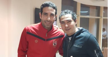 أبو تريكة يشاهد قمة الأهلى والزمالك برفقة بركات