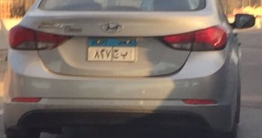 قارئ يرصد سيارة بلوحات مرور مطموسة على طريق إسكندرية الصحراوى