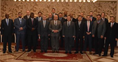 رئيس الأركان يجتمع بنواب البرلمان الليبى لتسوية النزاع فى بلادهم