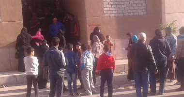 بالصور .. أهالي زرزارة العشوائية يقتحمون مشروع سكني ببورسعيد