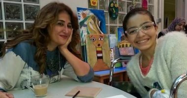 حكايتها هتعلمك الصبر.. فاطمة فقدت ساقها بسبب السرطان فرسمت غيرها على الورق 