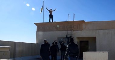 بالصور .. محافظ الإسكندرية يلتقى شاباً حاول الانتحار من أعلى مبنى المحافظة