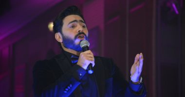 بالفيديو.. تامر حسنى يستجيب للبطل الرياضى الذى طلب مقابلته: مشرف مصر