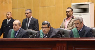 وقائع جلسة محاكمة 215 متهما بـ"كتائب حلوان".. لافتات داخل القفص
