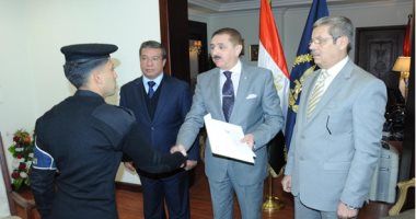 وزير الداخلية يكرم مجندا أنقذ سيدة قبل سقوطها أسفل عجلات مترو الأنفاق
