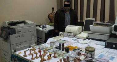 بالصور .. 30 ختما حكوميا مزورة وعملات ومحررات رسمية بحوزة مزور هارب