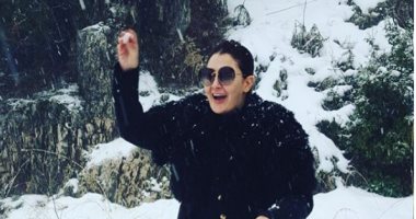 بالصور.. غادة عبد الرازق تلعب بالثلج مع ابنتها وأحفادها ببيروت