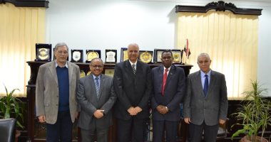رئيس جامعة الإسكندرية يستقبل سفير تنزانيا لدعم العلاقات الأفريقية