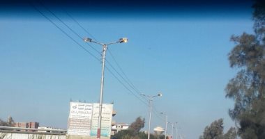 قارئ يرصد أعمدة إنارة مضاءة نهارا بطريق ميت غمر