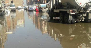 شلل مرورى بشارع أحمد عرابى فى شبرا الخيمة بسبب انفجار ماسورة مياه