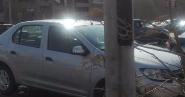 بالصور.. كسر بماسورة مياه بجوار أحد أعمدة الكهرباء فى التجمع الخامس