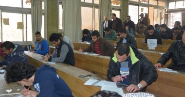 بالصور...رئيس جامعة الزقازيق يتفقد امتحانات كليات الحقوق والصيدلة والهندسة