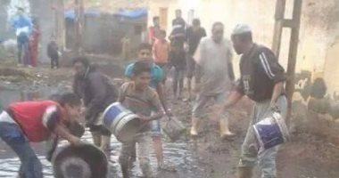 بالصور.. مياه الصرف تحاصر بيوت أهالى قرية اللوية بالبحيرة