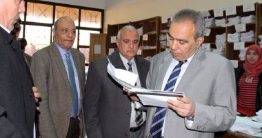 رئيس جامعة طنطا يطمئن على سير الامتحانات بكليتى الآداب والحقوق