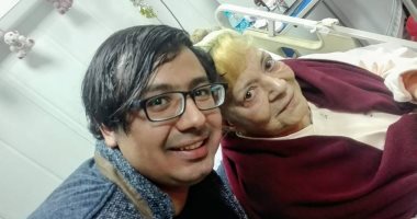 بالصور.. "اليوم السابع" يحتفل مع نادية لطفى بعيد ميلادها فى المستشفى
