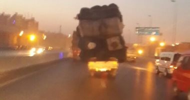 قارئ يرصد سيارة نصف نقل بحمولات زائدة على الطريق الدائرى بروض الفرج
