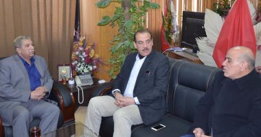 محافظ الاسماعيلية يناقش مع رئيس الطب الوقائى خطة مكافحة فيروس "C"
