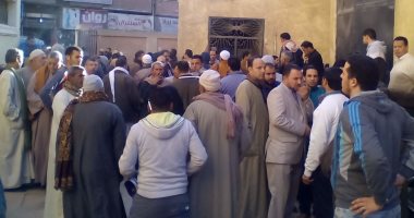 تجمع أهالى ضحايا انقلاب سيارة بمصرف بالمنوفية أمام المشرحة لاستلام الجثث