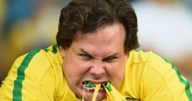 لا يفرق بين الهداف ولاعب الوسط.. "10" أشياء تكشف مشجع كرة قدم "المزيف"