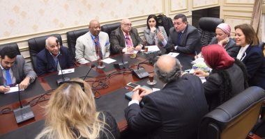 بالصور.. أسامة هيكل يستقبل عددا من المصريين فى الخارج بالبرلمان