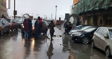 بالصور.. أهالى بالإسكندرية يسلكون البالوعات لتصريف مياه الأمطار