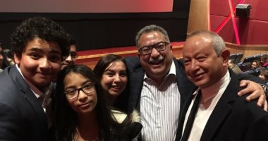 ساويرس ينشر صورة من العرض الخاص لفيلم "مولانا" مع إبراهيم عيسى وعائلته