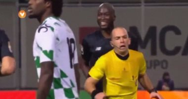 بالفيديو.. عجائب التحكيم.. حكم يطرد لاعب بورتو البرتغالى لسبب غريب