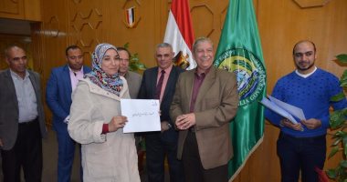 محافظ الإسماعيلية يسلم 25 عقد وحدة سكنية بقرية الرياح بالقنطرة غرب