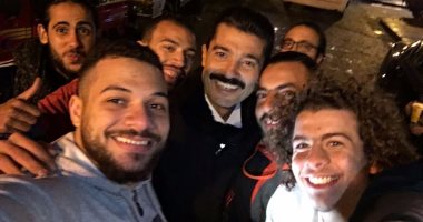 شباب الجمالية ينتظرون خالد النبوى لـ5 فجرا لالتقاط صورة سيلفى معه