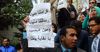 بالصور.. محامون يحتجون ضد شروط نقابة المحامين لتجديد العضوية 