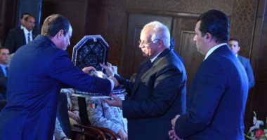 بالفيديو والصور.. الرئيس السيسى يستمع لشرح تفصيلى حول أعمال التطوير بميناء سفاجا