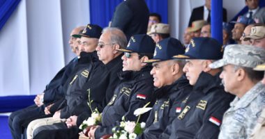 بالصور.. السيسي يبدى ملاحظات على حجم خطوط لوحة الافتتاح: "الكتابة مش أد بعضها ليه؟"