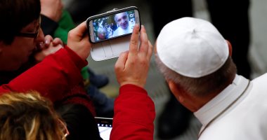 البابا فرنسيس يلتقط صورة "سيلفى" مع سيدة خلال لقائه متضررى زلزال إيطاليا