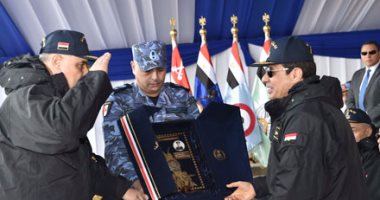 بالصور.. قائد القوات البحرية يهدى الرئيس السيسى المصحف الشريف