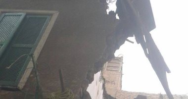 بالصور.. 12أسرة يستغيثون بمحافظ القاهرة بعد سقوط منزلين بروض الفرج