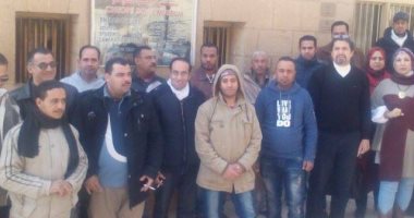 العاملون بمركب خوفو ينظمون وقفة احتجاجية على نقل مديرهم