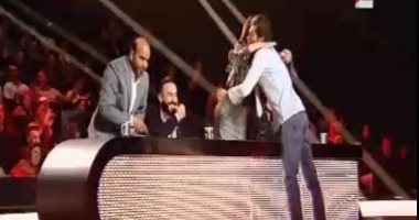 غادة عبد الرازق تقبّل متسابقا بـArab Casting.. وترقص على "فرتكة فرتكة"