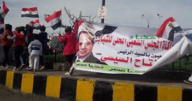 طلاب المدارس بسفاجا يرحبون بالرئيس بالأعلام والأغانى الوطنية 