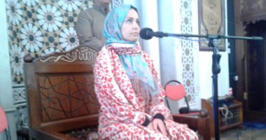 بالصور.. ألمانية تشهر إسلامها بمسجد الميناء الكبير فى الغردقة