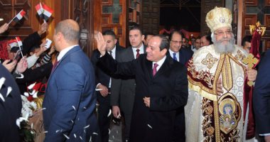 بالفيديو والصور.. السيسى يصافح الأقباط فى الكاتدرائية.. ويردون عليه بالورود وأعلام مصر