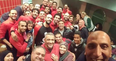 لاعبو طائرة الأهلي يحتفلون بعيد ميلاد المدير الفنى