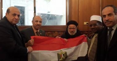 وفد من تعليم دمياط يقدم علم مصر هدية لكنيسة العذراء 