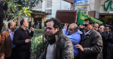 بالصور.. جثمان الناقدة نهاد صليحة يغادر مسجد مصطفى محمود لمدافن الغفير