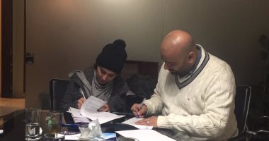 شاهد.. لحظة توقيع ياسمين رئيس على بطولة "نقطة ومن أول السطر"
