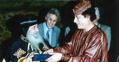 قذاف الدم يهنئ أقباط مصر بعيد الميلاد وينشر صورة البابا شنودة مع القذافى