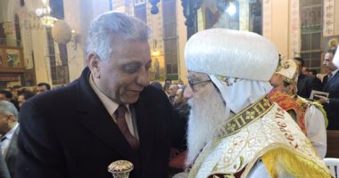 بالصور.. مدير أمن البحيرة يقدم التهنئة للأنبا باخوميوس بعيد الميلاد 