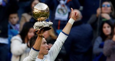 ريال مدريد يُعادل إنجاز برشلونة بخماسية غرناطة ورونالدو يحتفل بالكرة الذهبية