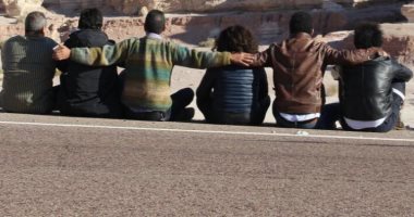 محمد العدل ينشر صورة لأبطال مسلسل "لأعلى سعر"