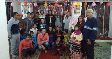 بالصور.. إقامة أول قداس بكنيسة مار مينا بالفرافرة بعد الانتهاء من إنشائها
