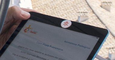 ديلى ميل: البابا فرانسيس يضع لاصقة على كاميرا الآيباد خوفا من الهاكرز